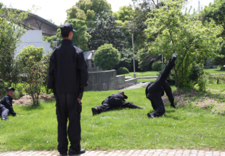 保安服務團隊如何對小區的管理服務進行調整或提高？